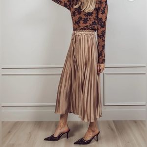 Clarks Pleated skirt by Shop Stevie.